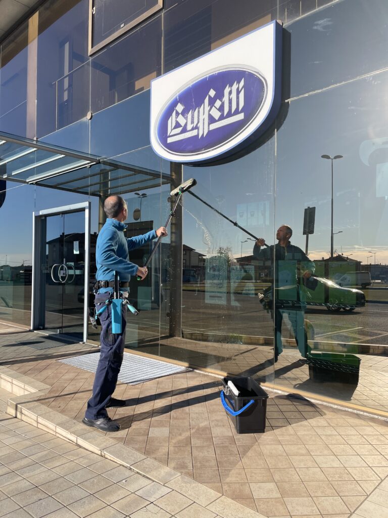 Pulizia vetri professionale a Milano e Palermo